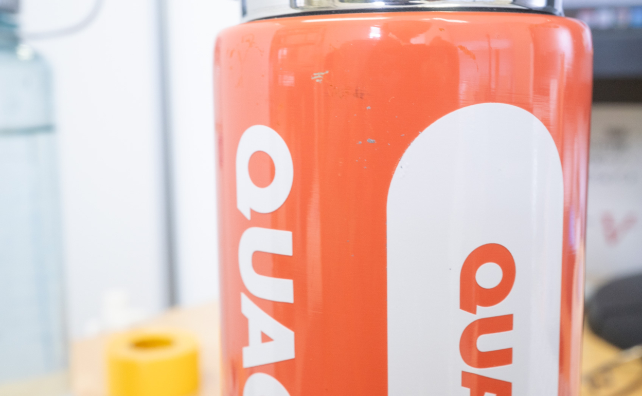 水筒に貼ったカッティングシートに欠けが見られる