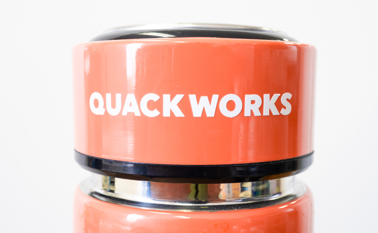 水筒に貼ったカッティングシートに欠けが見られる