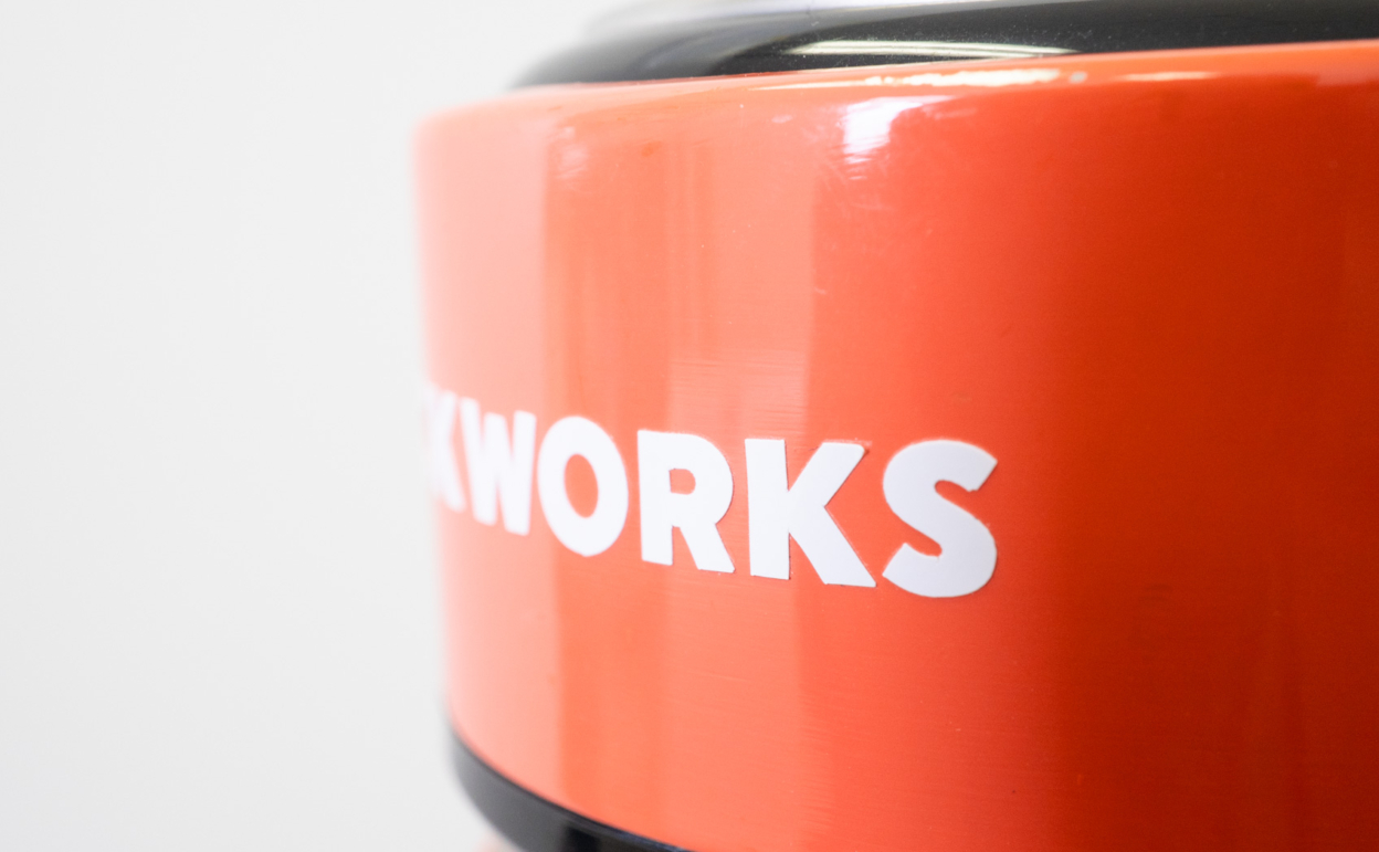 水筒に貼ったカッティングシートに欠けが見られる