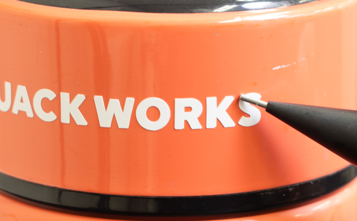 水筒に貼ったカッティングシートが欠けている