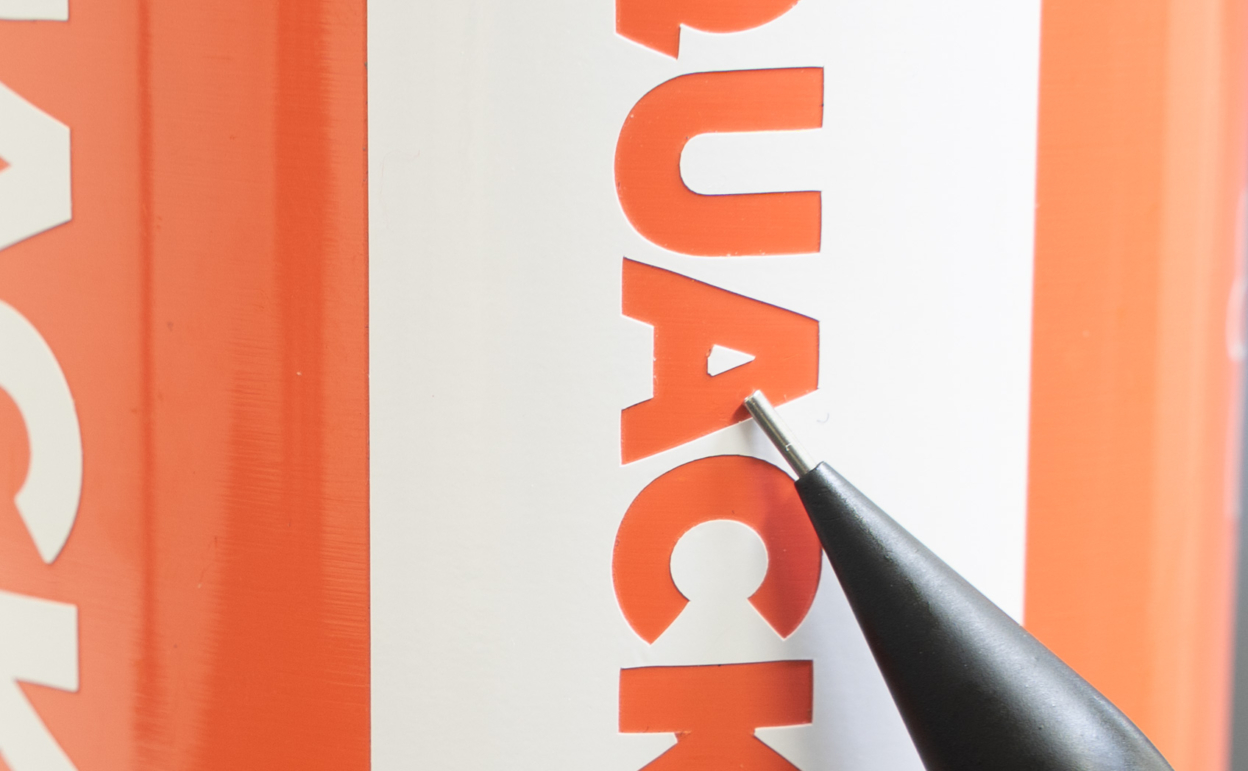 水筒に貼ったカッティングシートが欠けている