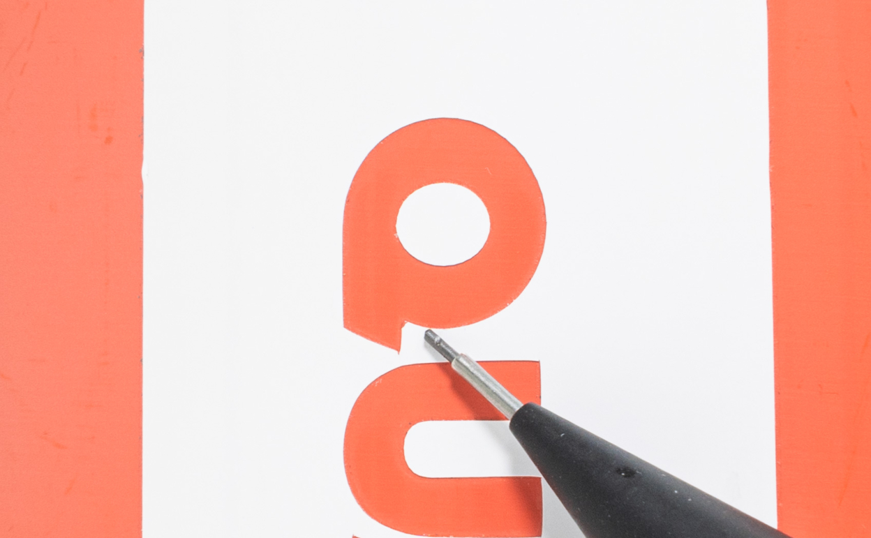 水筒に貼ったカッティングシートが徐々に欠けている