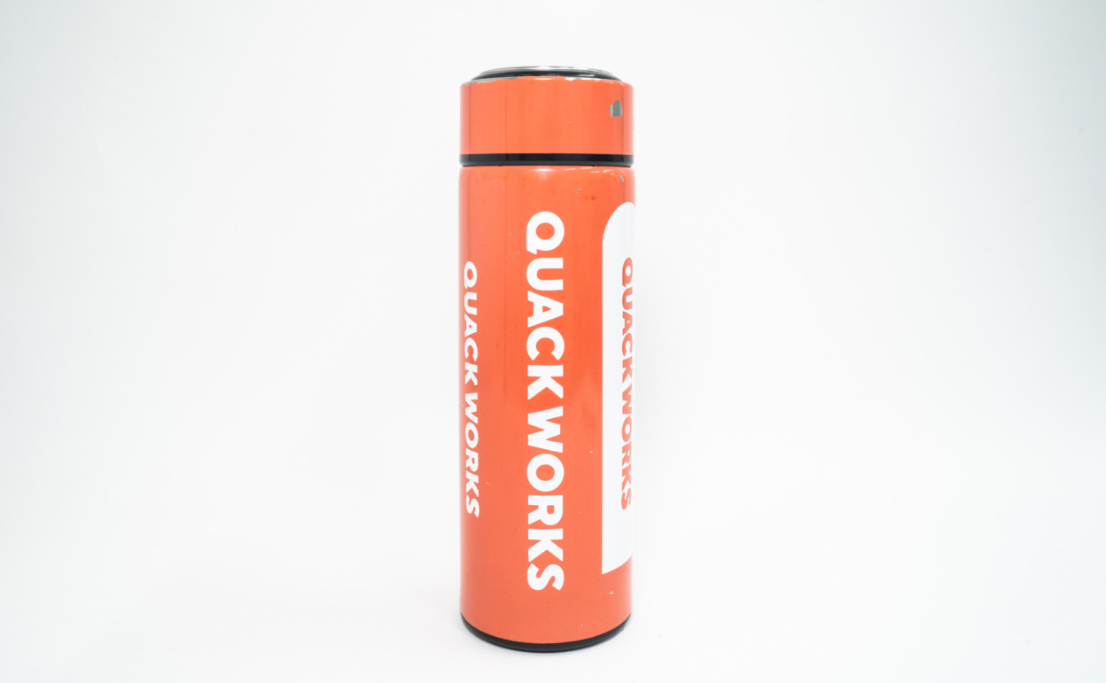 水筒に貼ったカッティングシートが徐々に欠けている