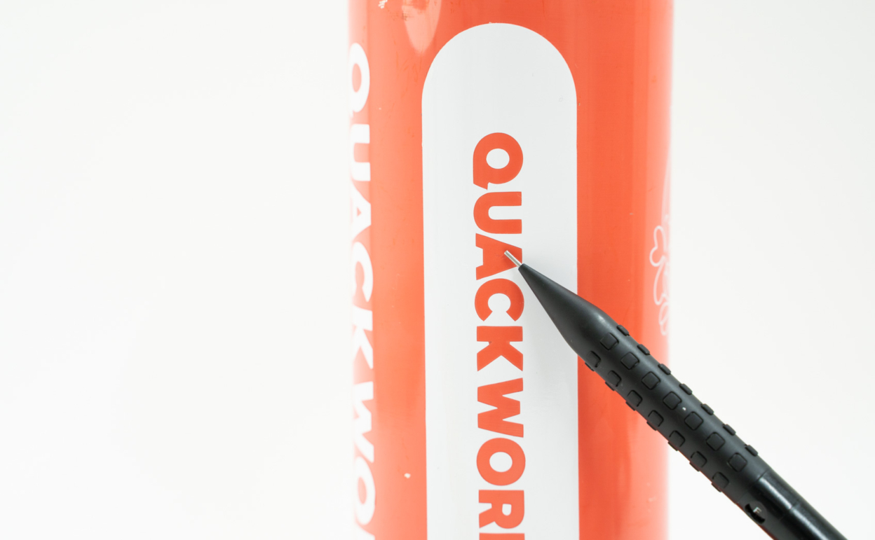 水筒に貼ったカッティングシートの「A」のパーツを紛失 拡大