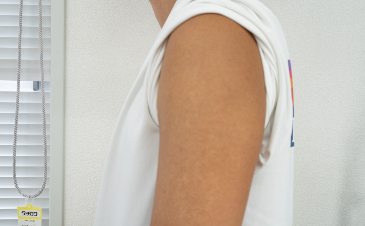 ダイソーのタトゥーシールを左腕に貼る