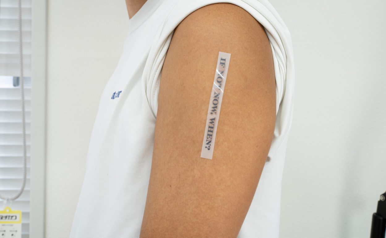 ダイソーのタトゥーシールを左腕に貼る