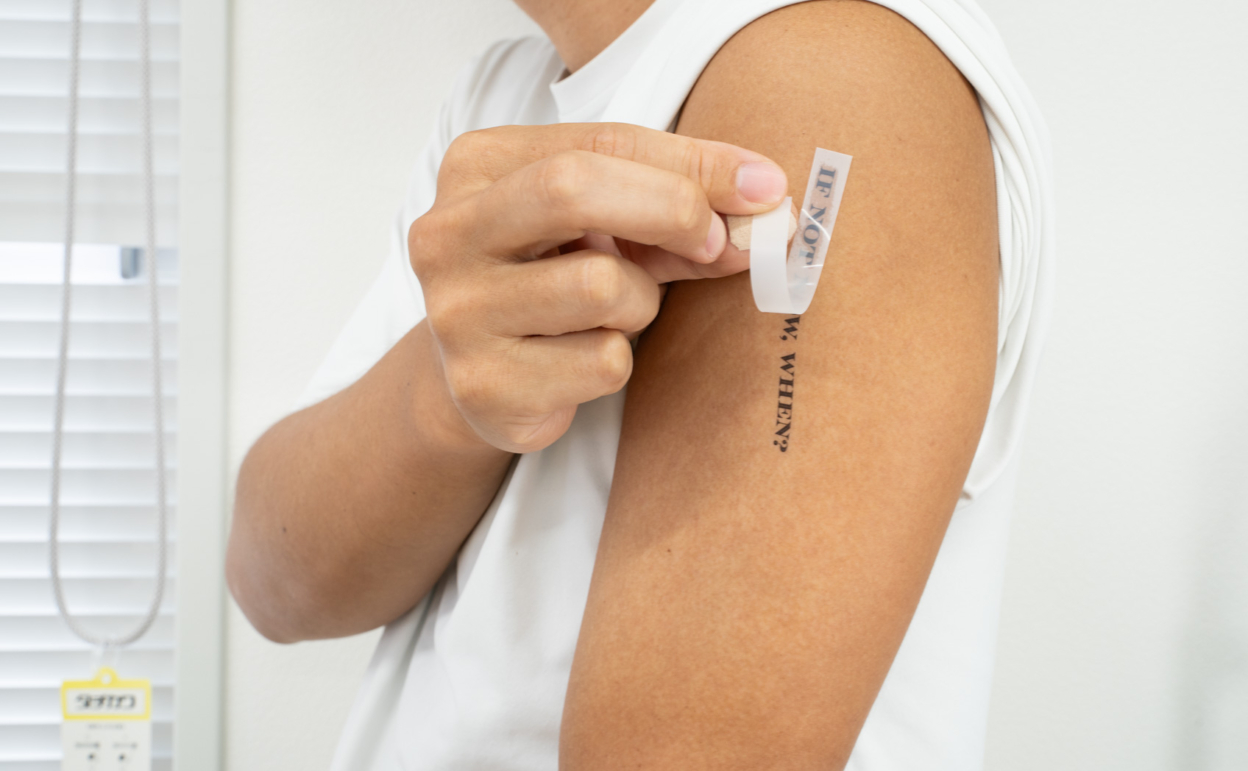 ダイソーのタトゥーシールを左腕に貼る