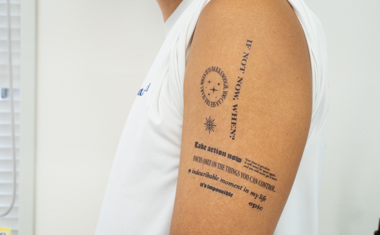 ダイソーのタトゥーシールを左腕に貼る