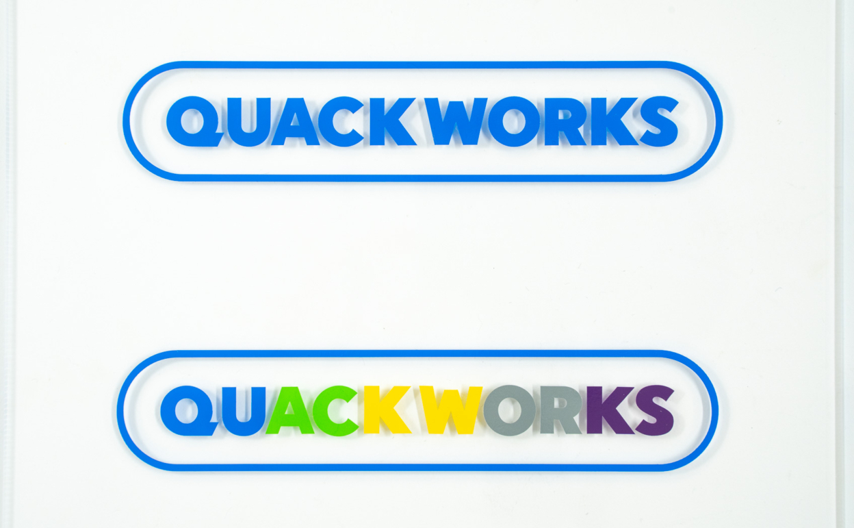 カッティングシートをアクリル板に貼った様子 拡大