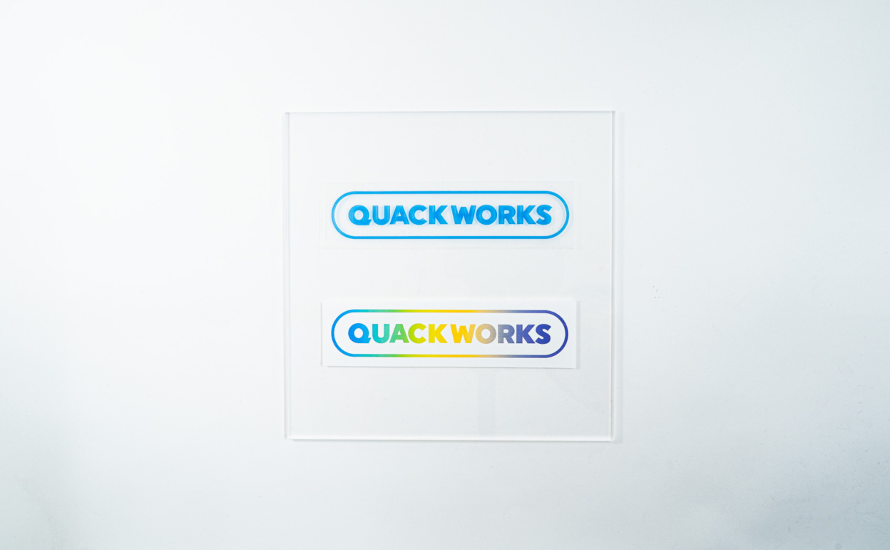 印刷ステッカーをアクリル板に貼った様子 全景