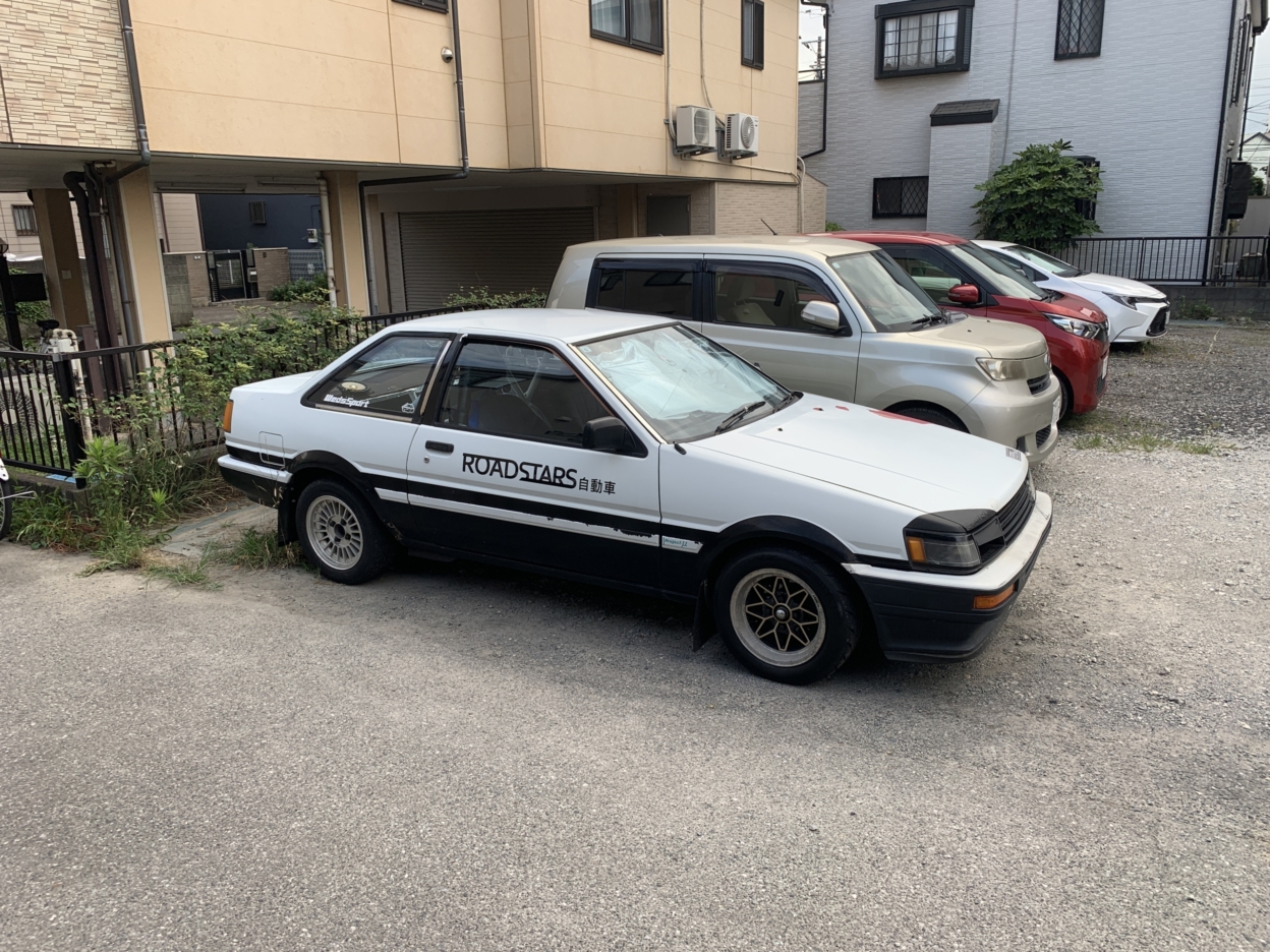 かっこいい車に貼られたクワックワークスのカッティングシート