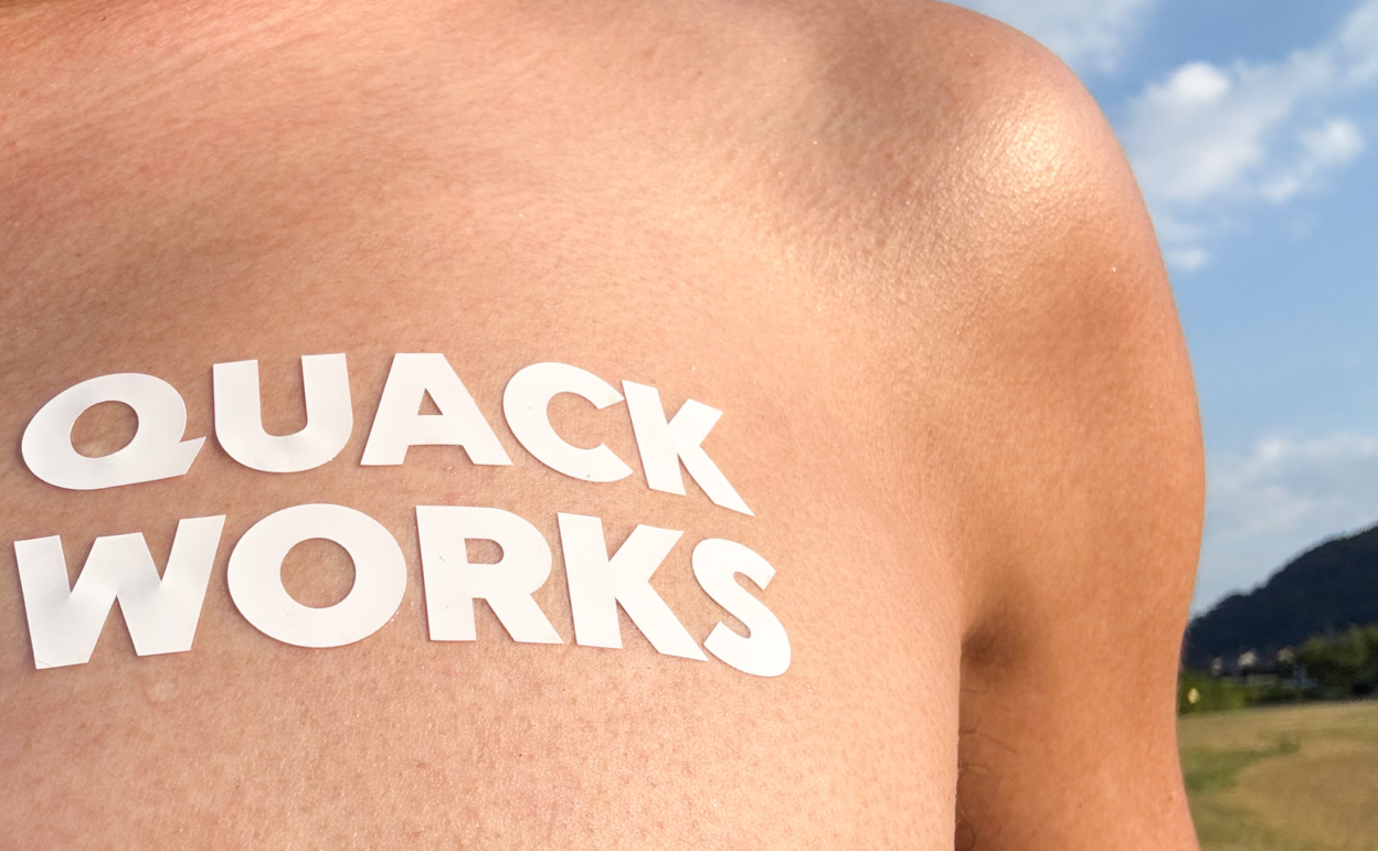 肌にカッティングシートは貼れるのか。そして日焼け跡はできるのかの実験