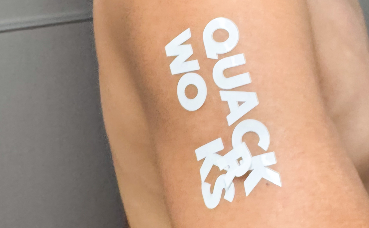 肌にカッティングシートは貼れるのか。そして日焼け跡はできるのかの実験