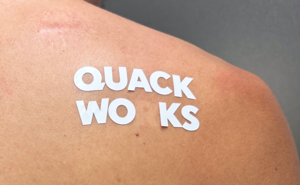 肌にカッティングシートは貼れるのか。そして日焼け跡はできるのかの実験