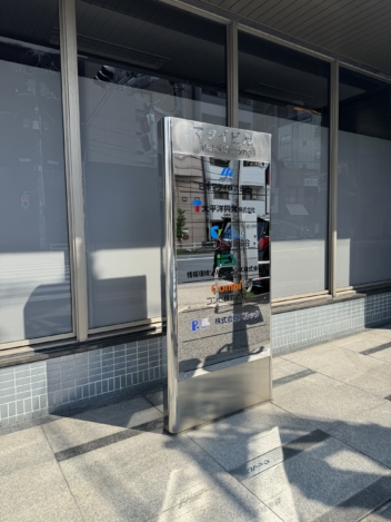 鏡面のテナント看板にも、カッティングステッカーが大活躍！