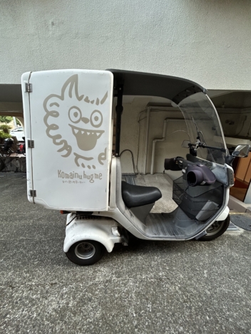 カレー屋さんのバイクのトランクにかわいいカッティングステッカー！