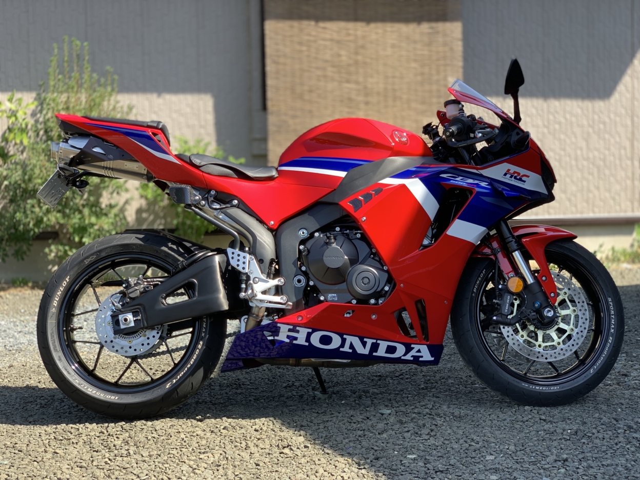 バイクに貼られたカッティングシート 横から