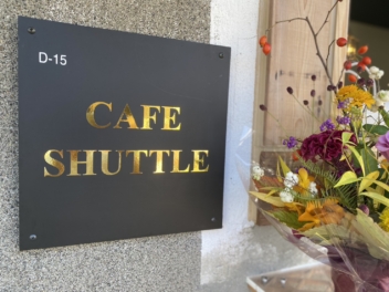 銘板にロゴをメタリックゴールドのカッティングシートを作成