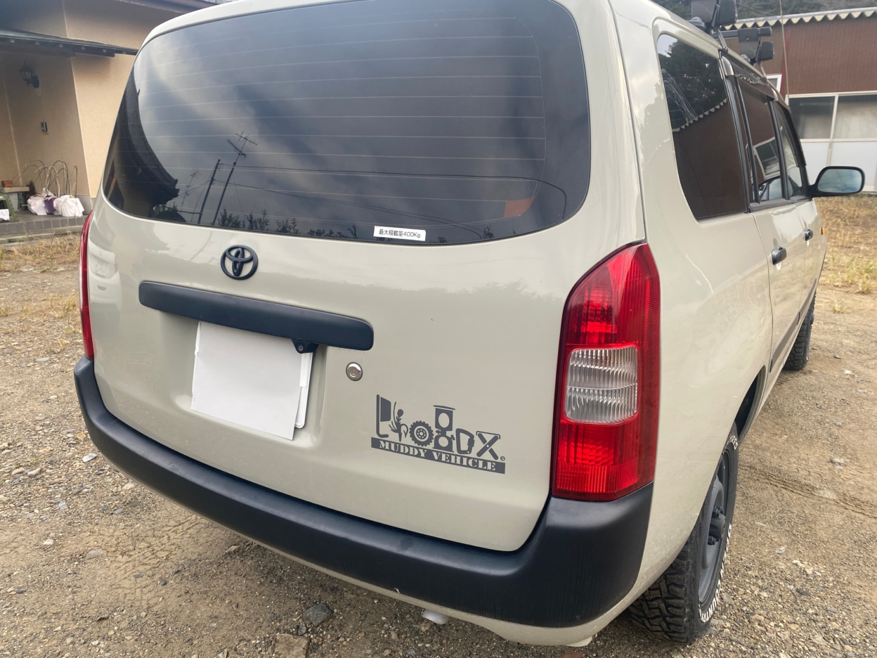 車のリアドアに貼られたグレーのカッティングシート