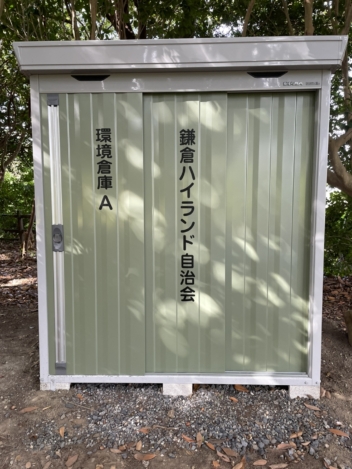 倉庫に貼られた黒色のカッティングシート