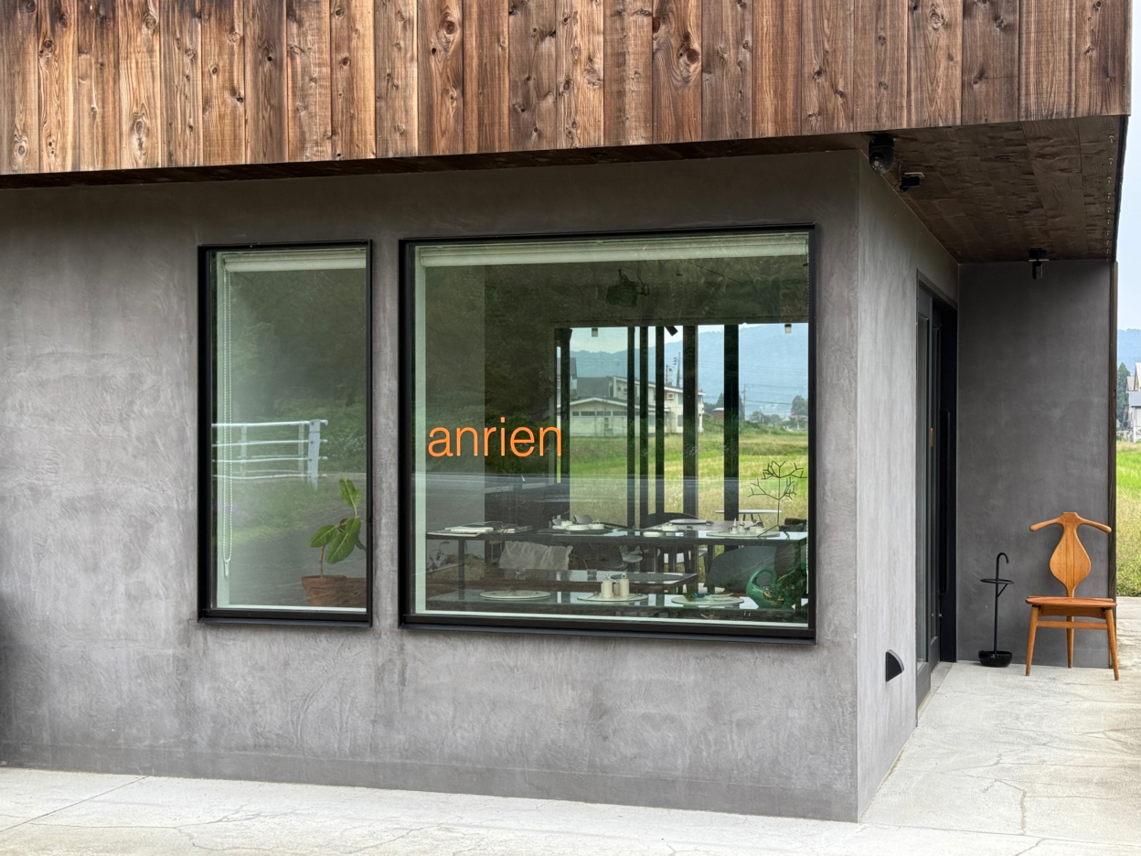 ガラスに貼られたオレンジ色のカッティングシート