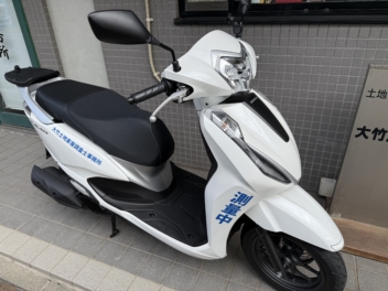 バイクに貼られた青色のカッティングシート