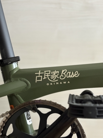 自転車のトップチューブに貼られたカッティングシート