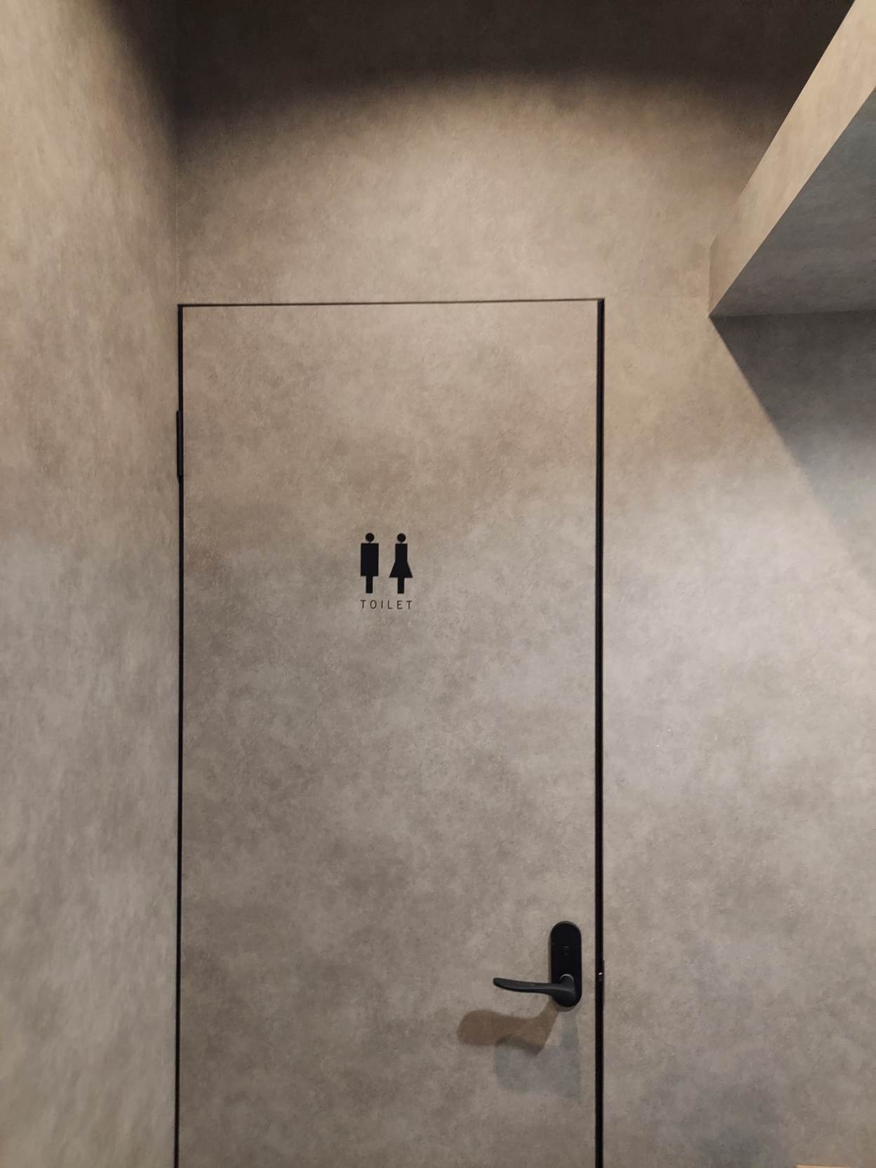 壁に貼られたレストルームのカッティングシート