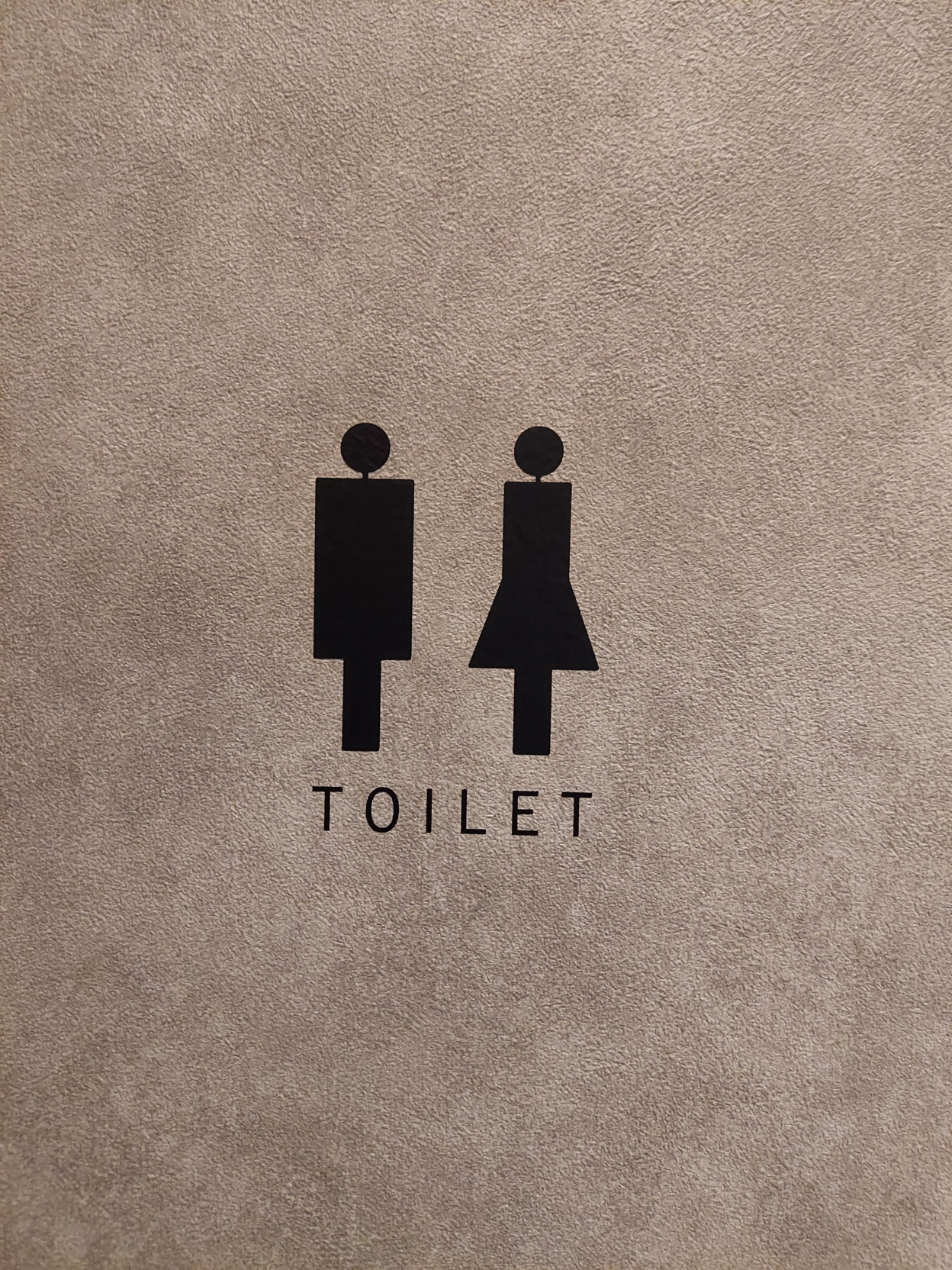 壁に貼られたレストルームのカッティングシート