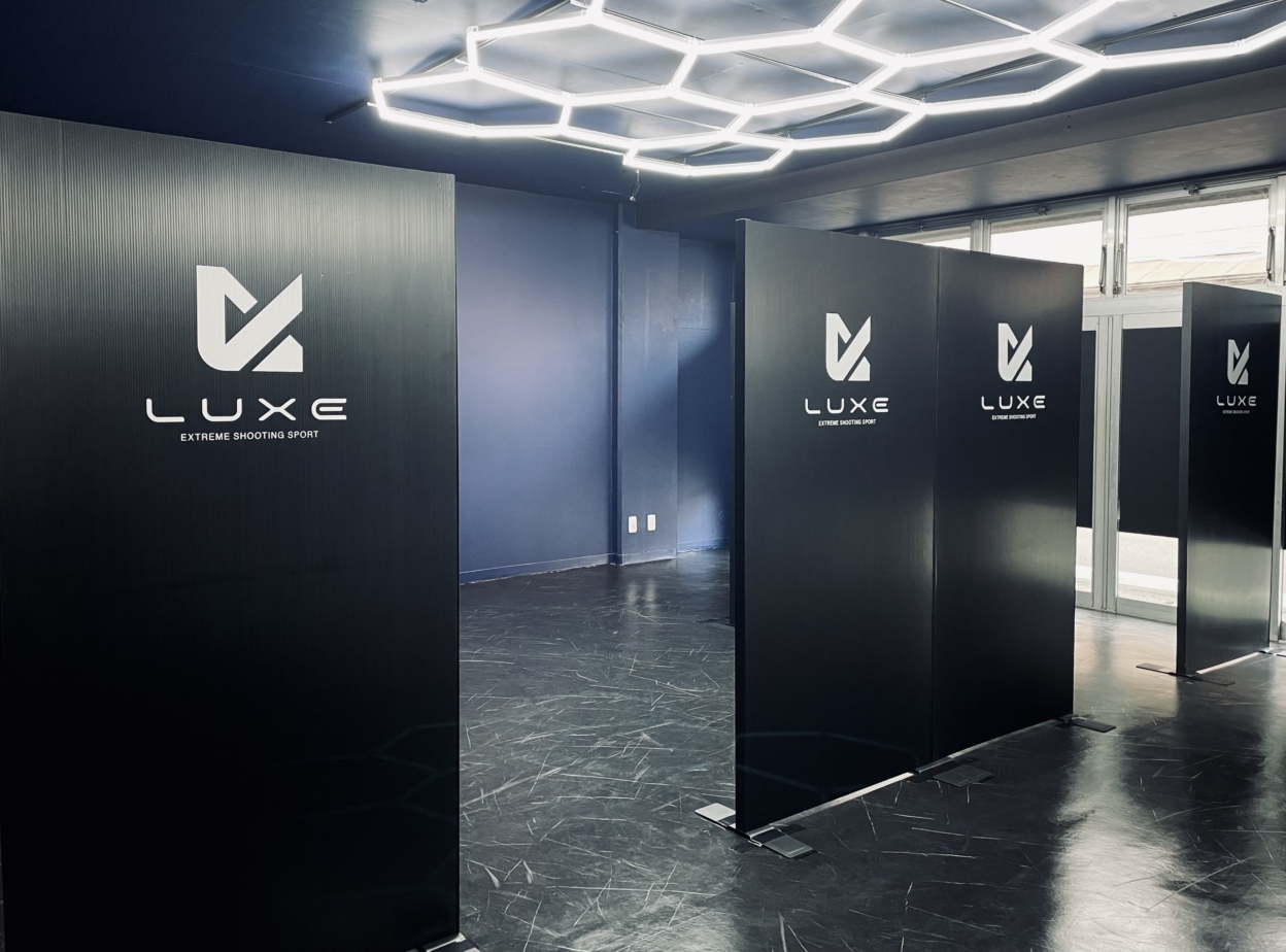 会社壁面に貼られたカッティングシート