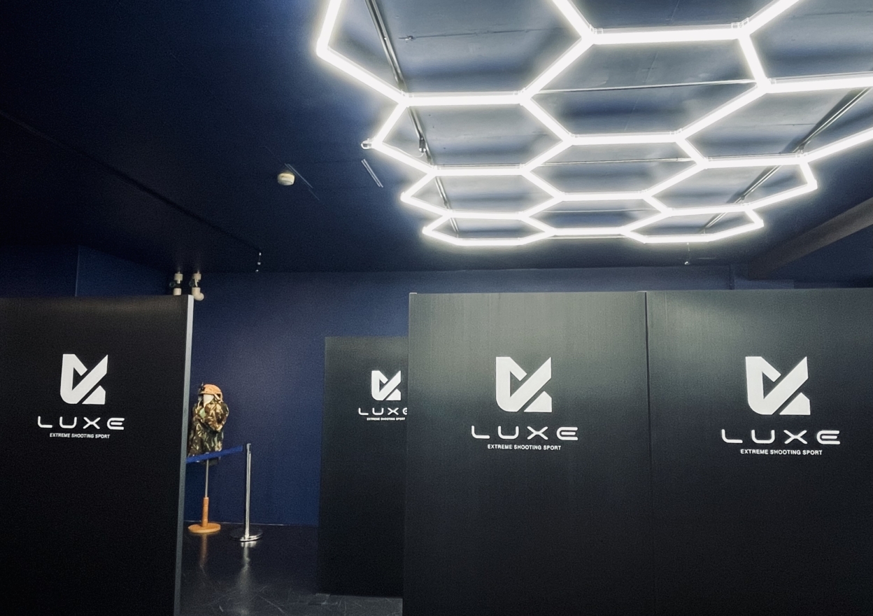 会社壁面に貼られたカッティングシート