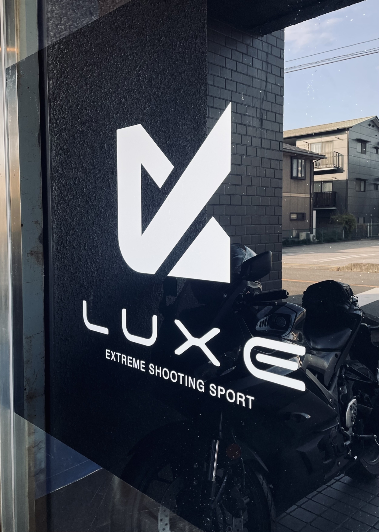 ガラスに貼られたカッティングシート