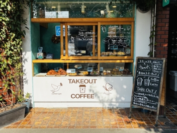 【製作実績】パン屋のガラス引き戸とカウンター下の壁面にロゴ・イラストを施工