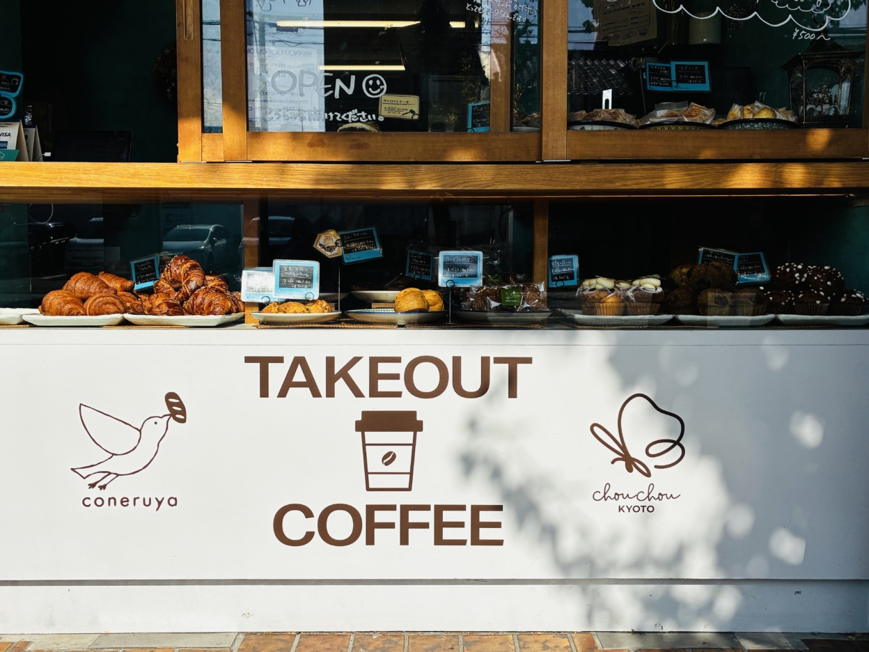 店舗に貼られたカッティングシート