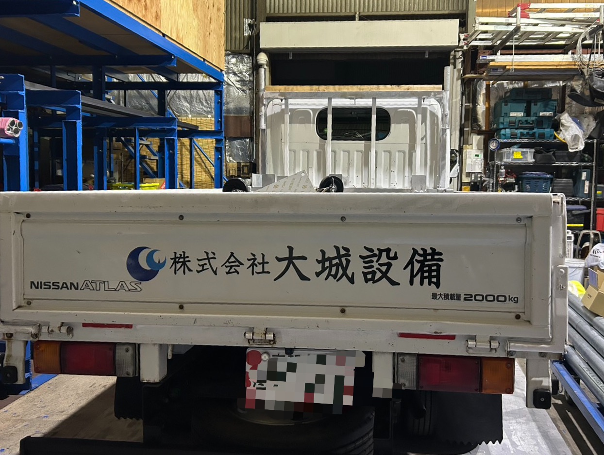 軽トラの荷台に貼られたカッティングシート