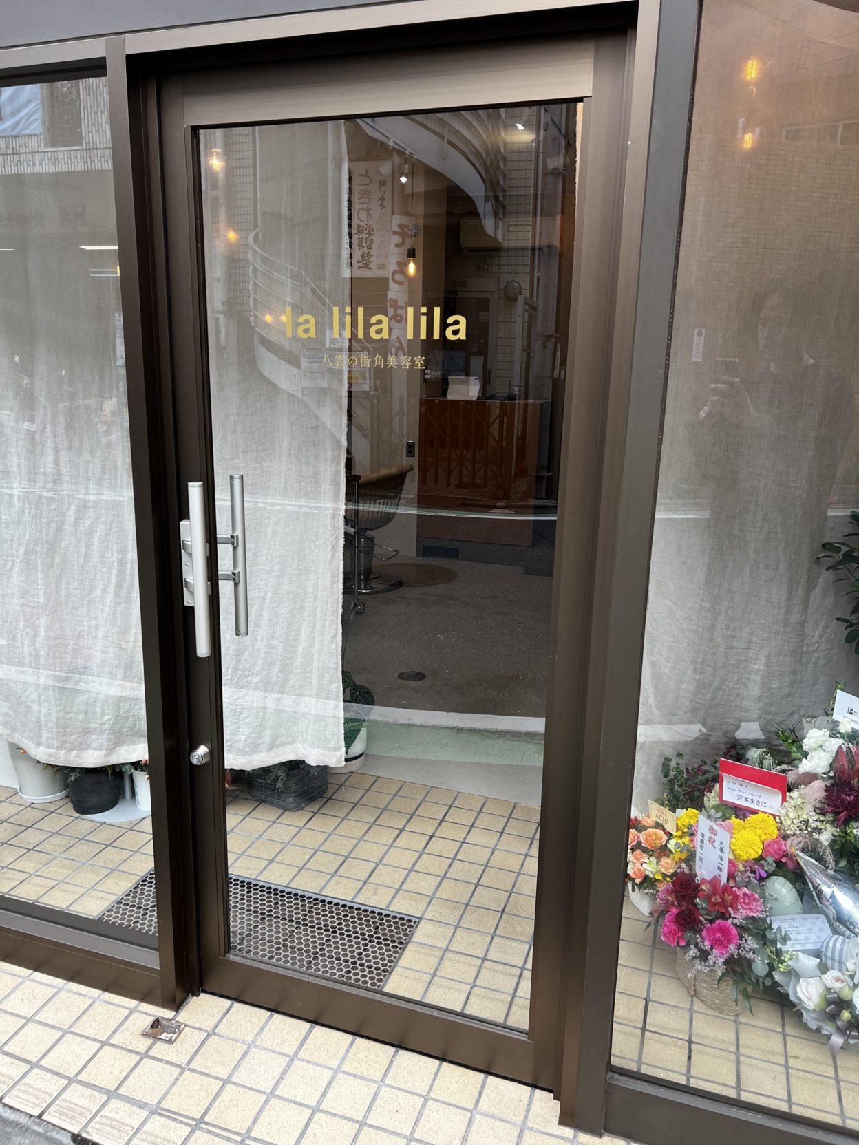 入口ガラスドアに貼られたゴールドのカッティングシート