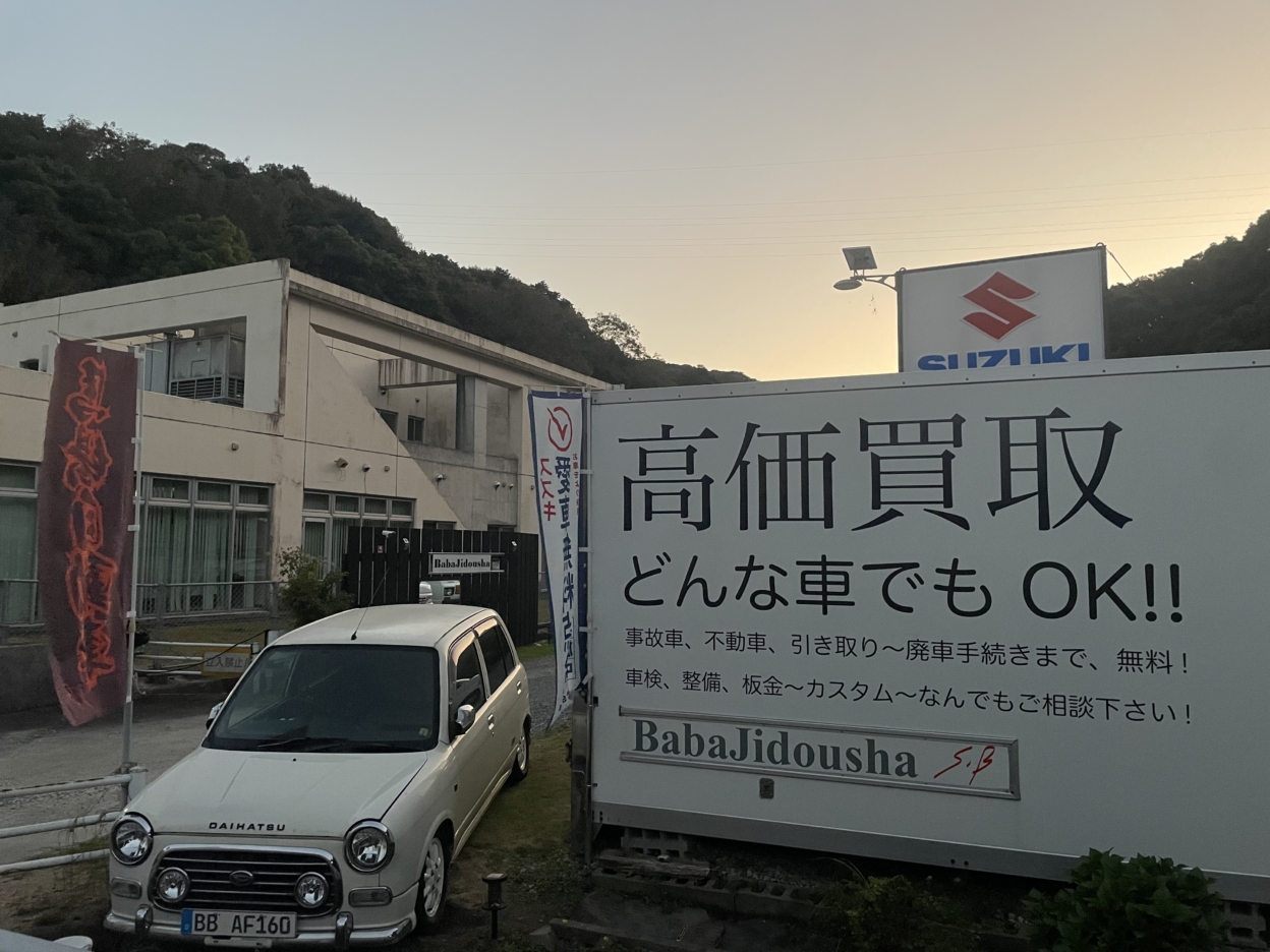 大きな看板に貼られたカッティングシート