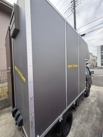 【製作実績】キッチンカー（移動販売車）のボディに店名ロゴを施工