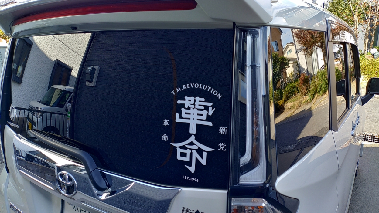 車のリアガラスに貼られたカッティングシート