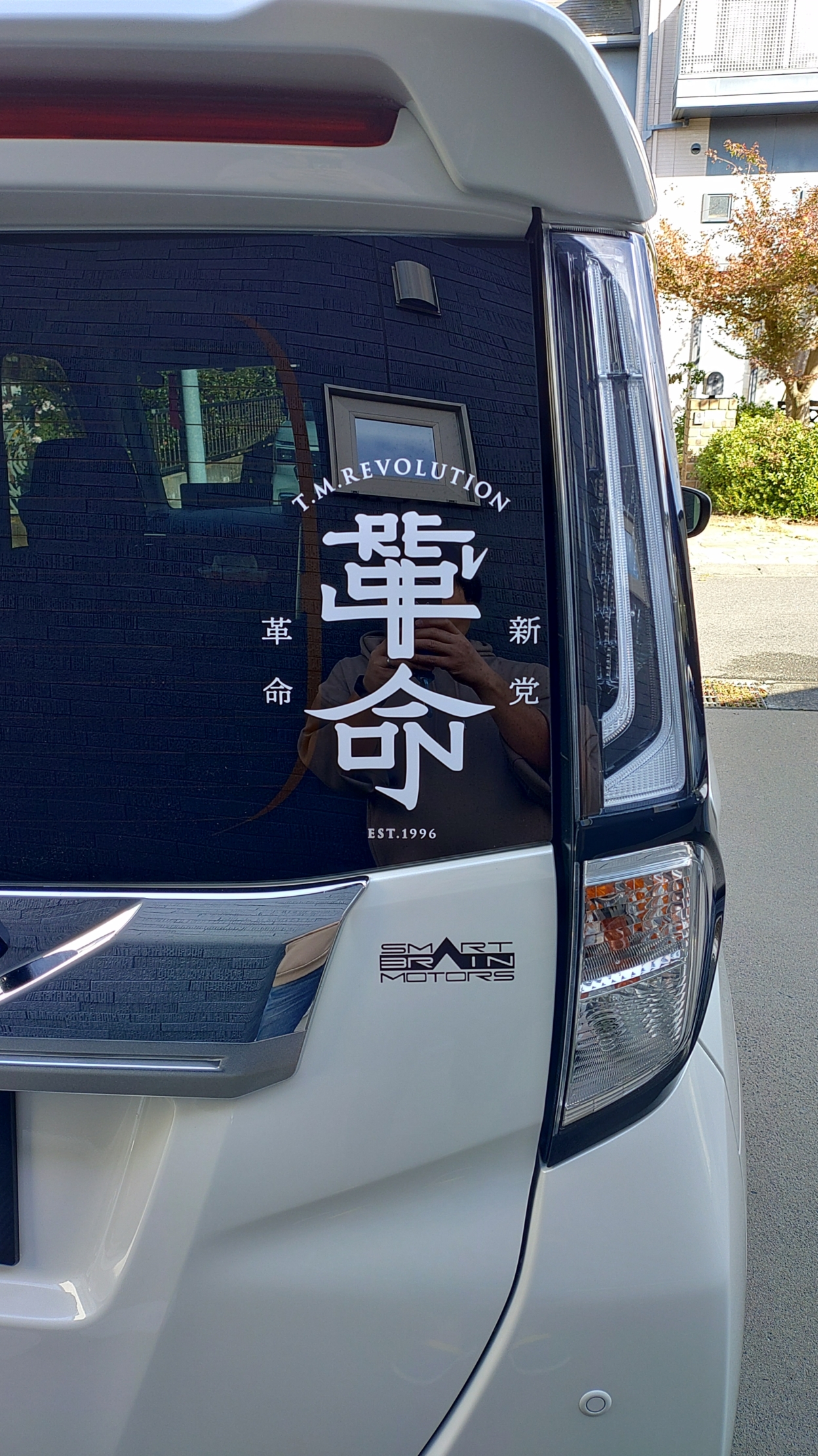 車のリアガラスに貼られたカッティングシート