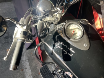 【製作実績】愛車をドレスアップ！Ninjaやタンクに映える英字オリジナルステッカー