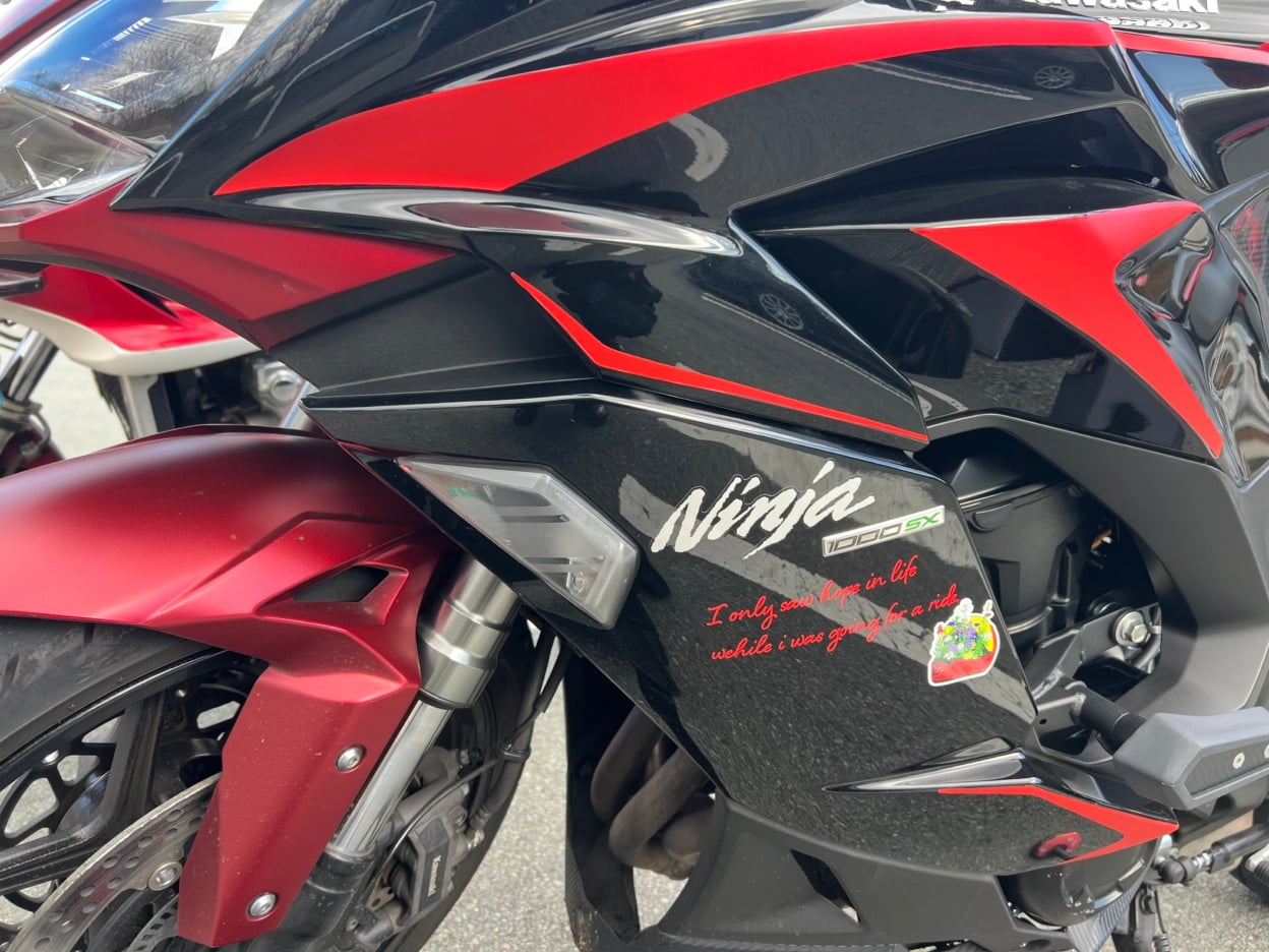Ninjaのカウルに貼られた赤色のカッティングシート