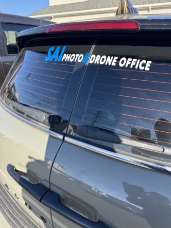 【製作実績】リアガラスに映える！車用カッティングシートでスタイリッシュな社名ロゴ