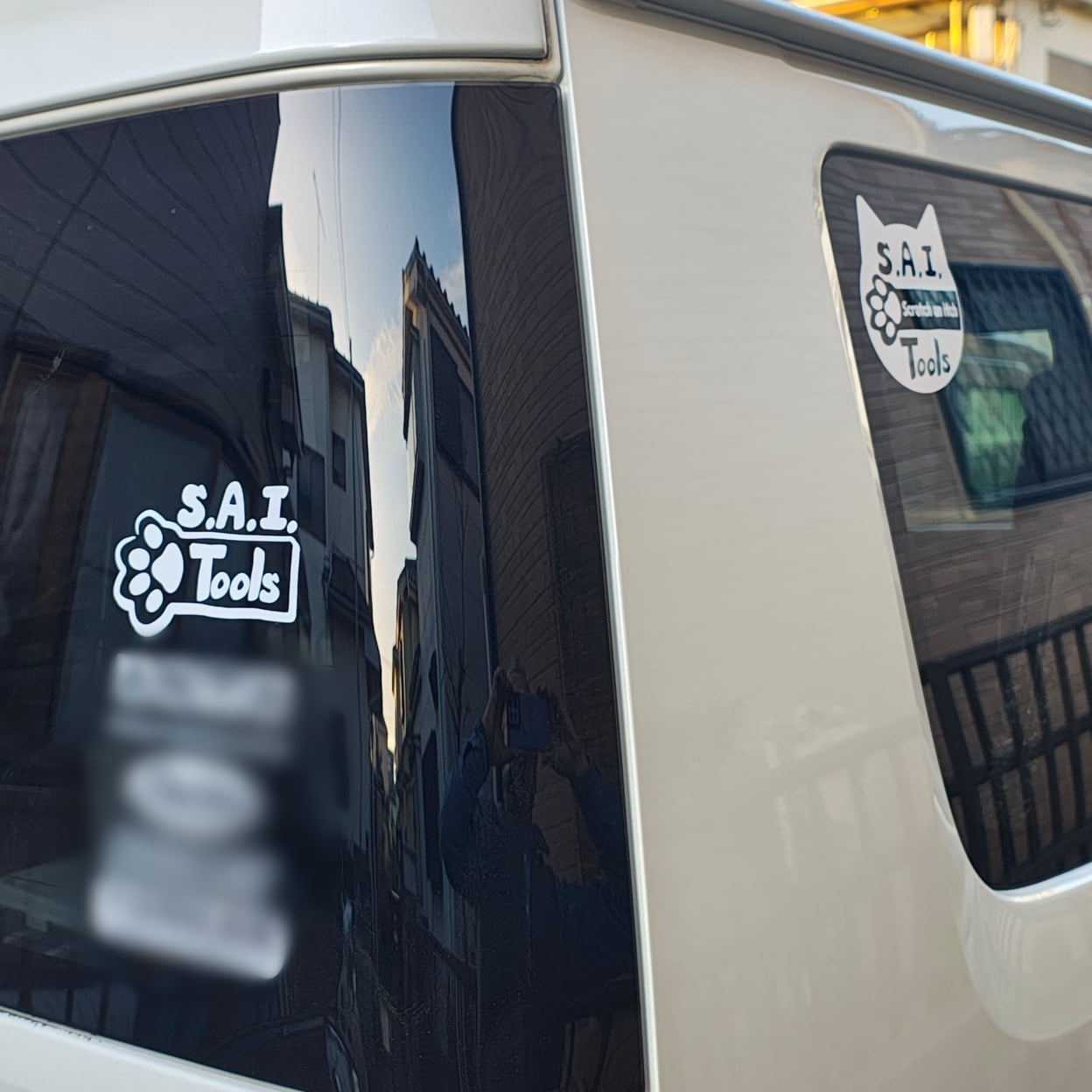 リアガラスに貼られたカッティングシート 斜めから