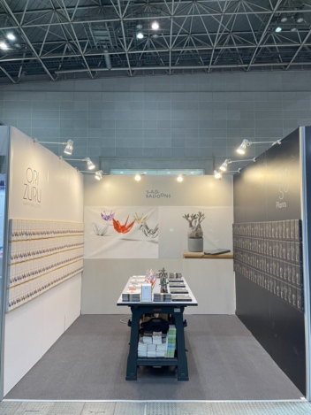 【製作実績】展示会ブース壁面へのカッティングシート施工事例