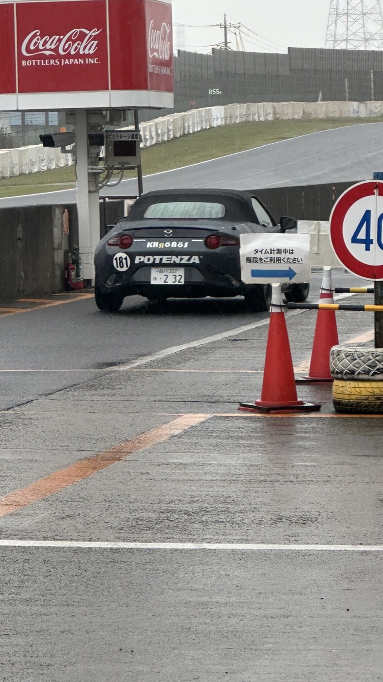 車に貼られたカッティングシート