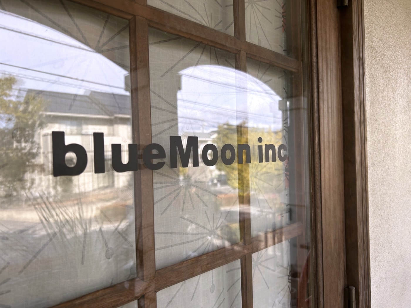 製作実績】木枠のガラス扉をお洒落な看板に！黒文字のカッティング