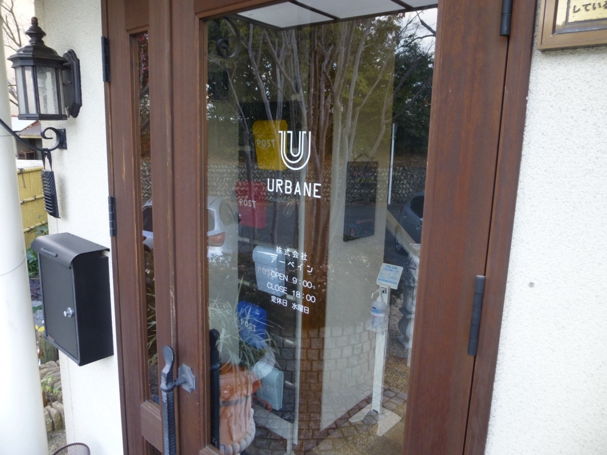 玄関ドアのガラスに貼られたカッティングシート 通常