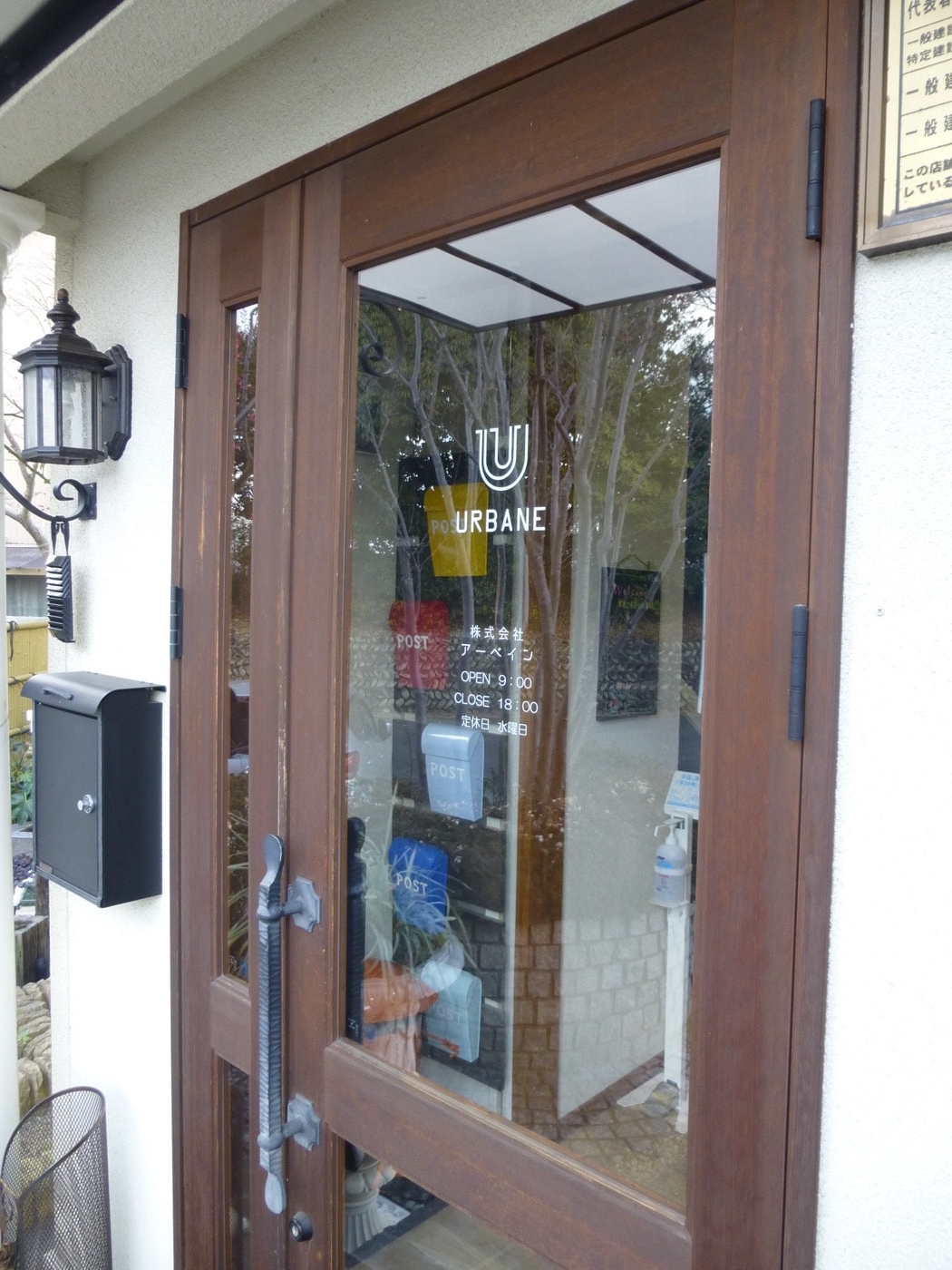 玄関ドアのガラスに貼られたカッティングシート 全景