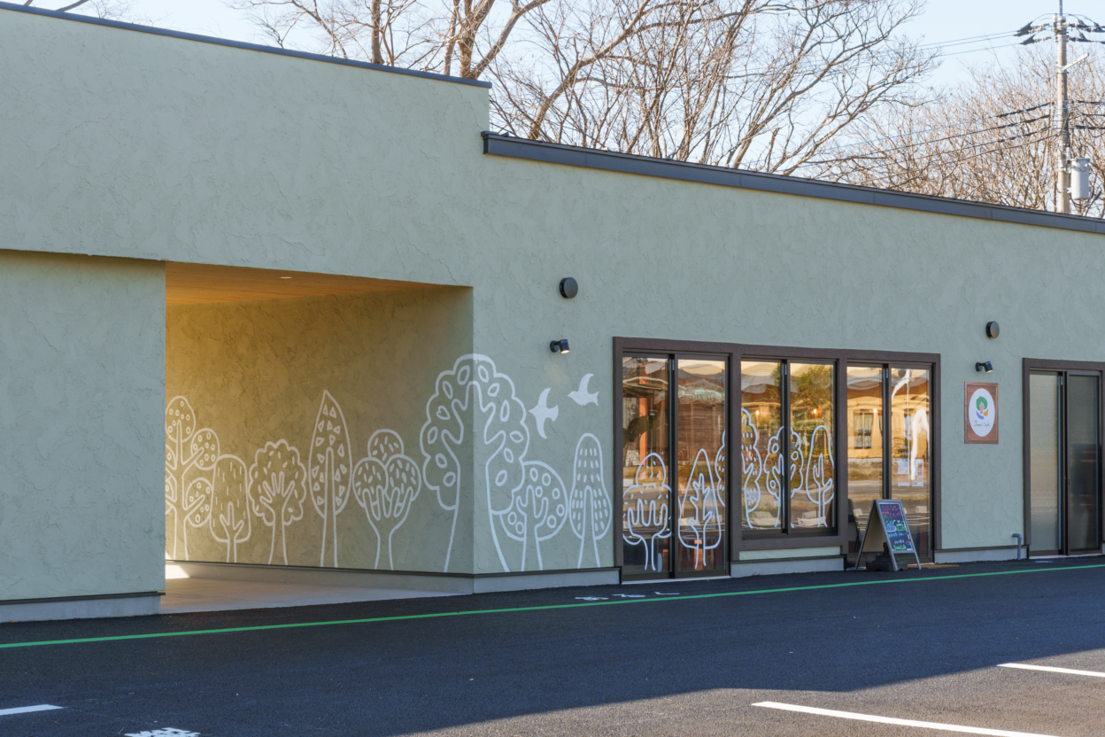 店舗に貼られたカッティングシート非常に大きなカッティングシート 別の角度